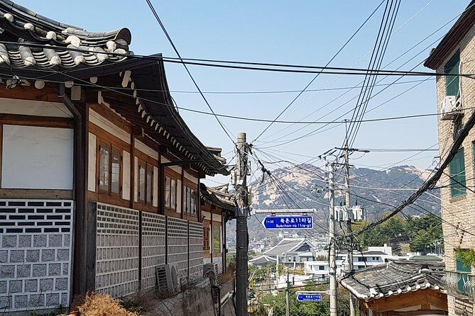 Best Walking Tour to Gyeongbok Palace Bukchon Hanok Village - The Opening Context Stop: From The Past to the Street-Level Present