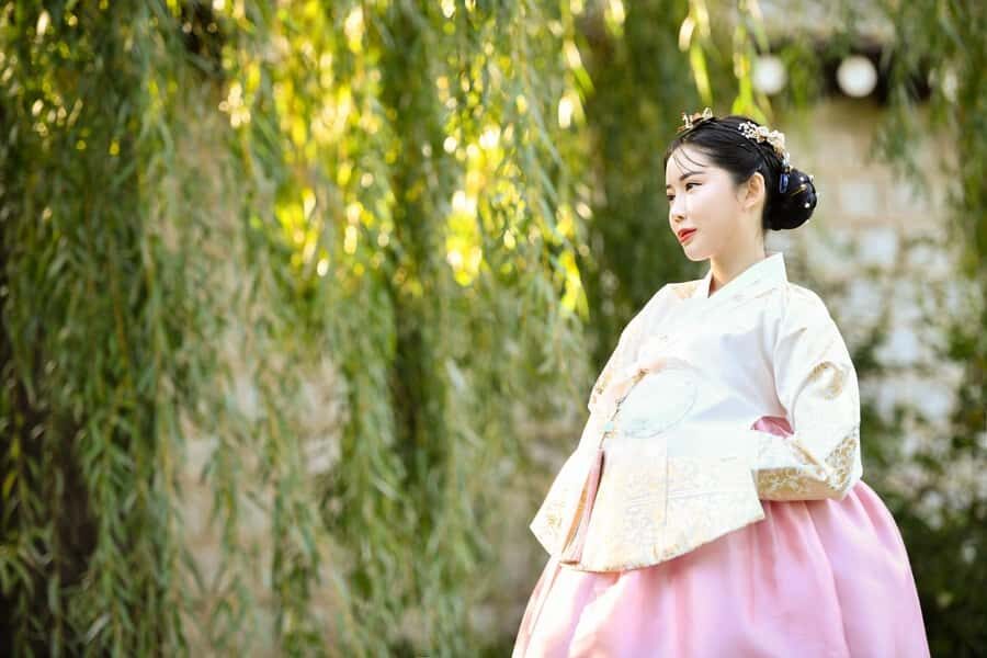 Changdeokgung Hanbok Experience at hanboknam - Free hairstyling and the inner skirt: the difference between wearing and presenting