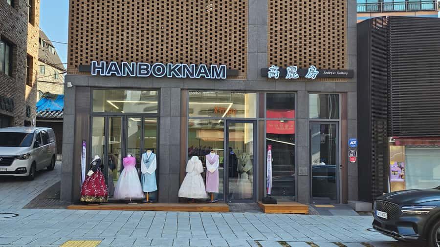 Changdeokgung Hanbok Experience at hanboknam - Sizes for everyone: from children to XXL