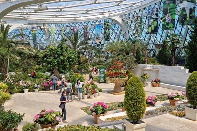 DIY Seoul Private Tour: Select 4 places you want to go - Neighborhood contrasts: from Itaewon and Garosu-gil to Insadong