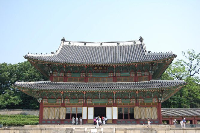 Full-Day Palace Tour in Seoul - Lunch at a traditional Korean restaurant: fueling a long day