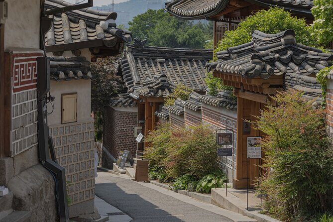 Gwanghwamun Tour l 120 minutes to Understand Local Korean Society - What you’ll learn: Korean values, age hierarchy, coffee culture, and spa culture
