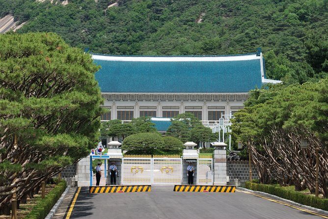 Gyeongbok Palace and Korean Folk Village Tour - Korean Folk Village in Yongin: Where History Becomes Something You Do