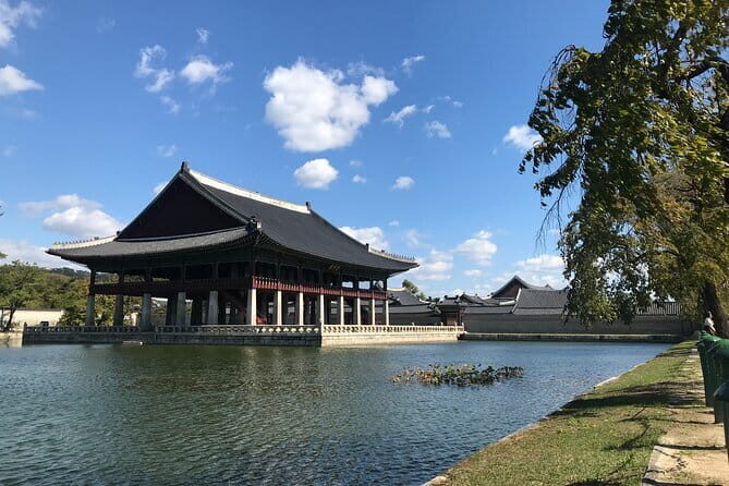 Gyeongbokgung Palace & Bukchon Village Walking Tour - How the tour fits together: Gyeongbokgung first, Bukchon second