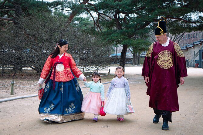 Gyeongbokgung palace family/group private photoshoot - Gyeongbokgung Family Photos in Hanbok: Why This Setting Works