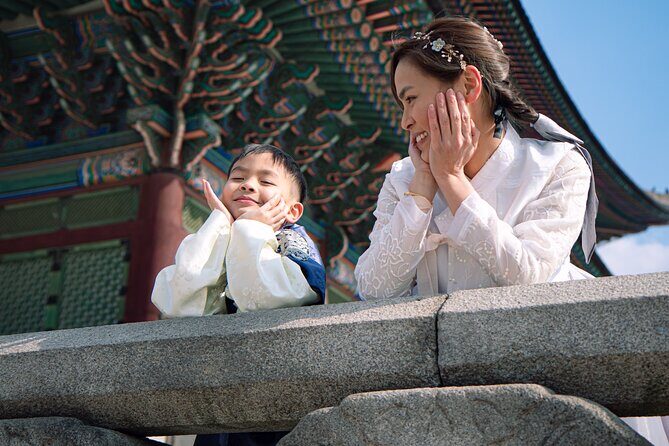 Gyeongbokgung palace family/group private photoshoot - The Photo Session: Palace Spots Plus Nature Scenes (So You Get Variety)