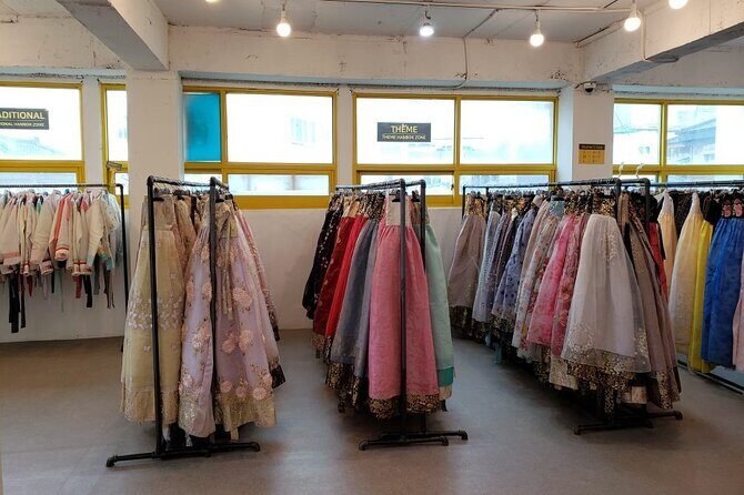 Gyeongbokgung Palace Hanbok Rental Experience in Seoul - The Two Main Hanbok Styles: Traditional vs King-and-Queen Theme