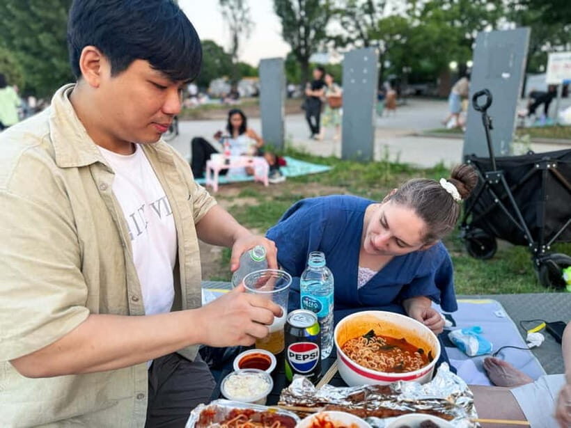 Han's River Picnic in Center of Seoul - The photo stop and first bites: a quick warm-up before the food
