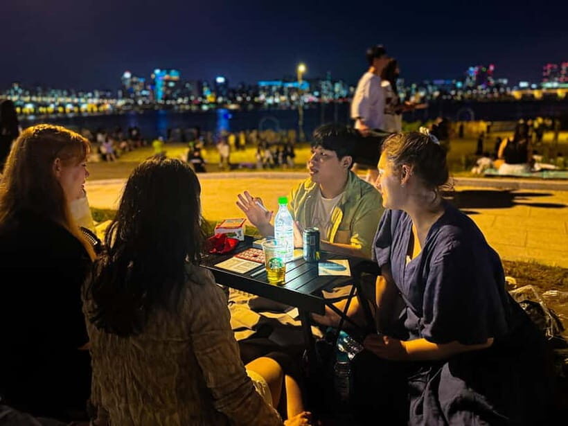 Han's River Picnic in Center of Seoul - Ordering street market food in Korean with a language card