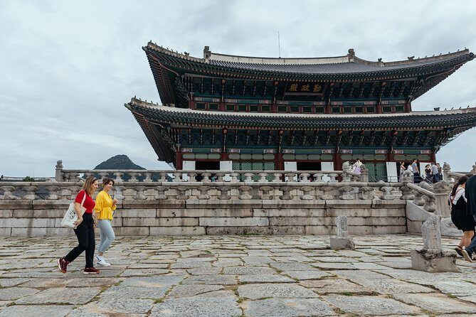 Highlights & Hidden Gems With Locals: Best of Seoul Private Walking Tour - How the Local Guide Helps You Beyond the Route
