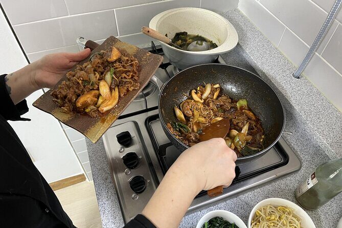 Korean Cooking Class in Seoul with a Professional Chef - The 3-hour flow: optional market, hands-on cooking, then the shared meal