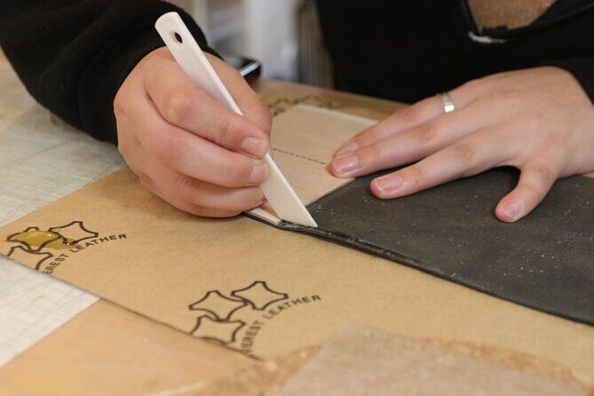 Leather Products Workshop in Seoul - Your Options: Choose a Cardholder, Wallet, or AirPods Case