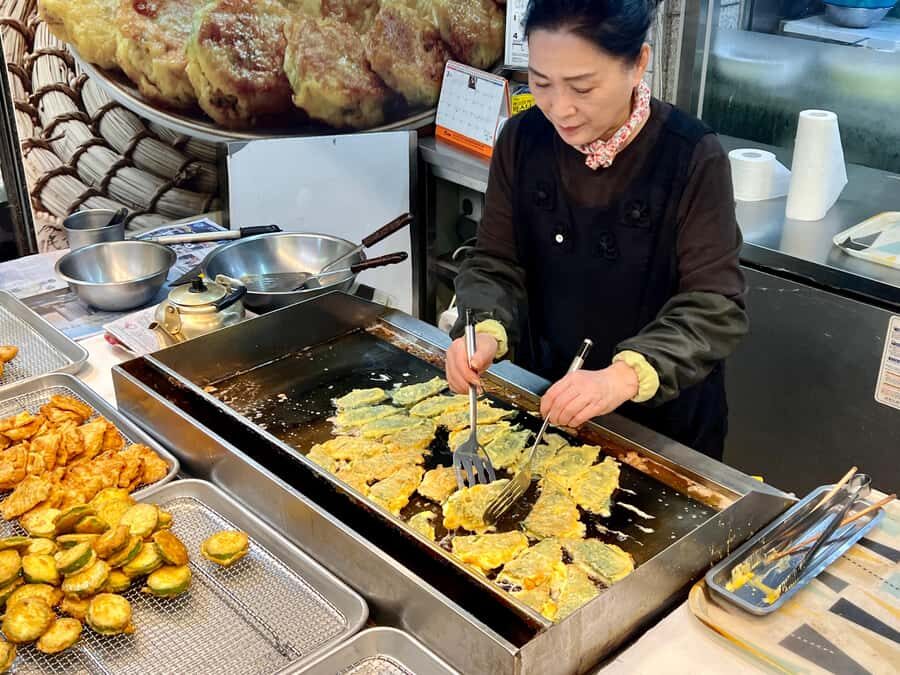 Mangwon Market Food tour By Locals;Cheap Eats to Fancy Feast - The Korean fried chicken finale (and why it works)