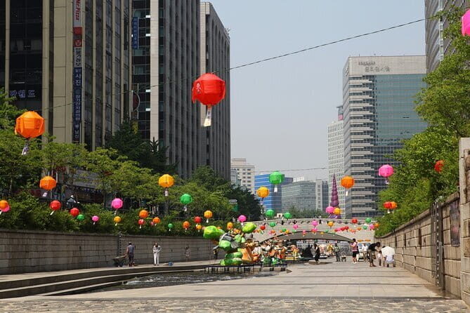 Max Out Seoul: Must Visit City Highlights Panoramic Day Tour - Cheonggye Plaza: From Old Overpass to City Park Mood