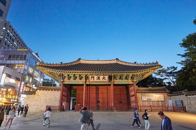 Moonlight Rainbow Fountain Show Night Tour in Seoul - Deoksugung Palace at Night: The Calm You Don’t See in Daytime