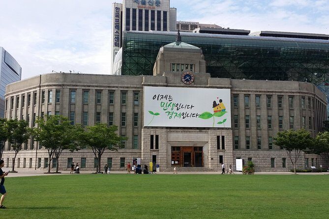 Private City Kickstart Tour: Seoul - Seoul Plaza and Deoksugung Palace: the first-day anchor combo