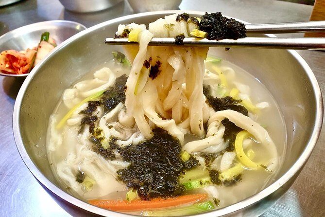 Private Downtown Seoul Food & Market Tour with 8+ Tastings - Gyeongbokgung Palace main gate: big-photo moment and royal context