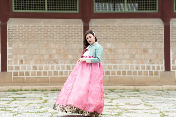 Private Palace Photo Shoot in Seoul with a Photographer - Working with your photographer: posing, backgrounds, and real guidance