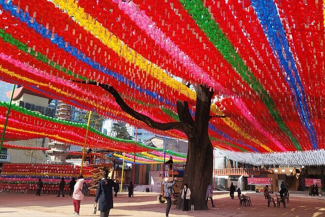 Private Seoul City Tour Palace, village, temple, market - Jogyesa Temple: a calm start before the palaces