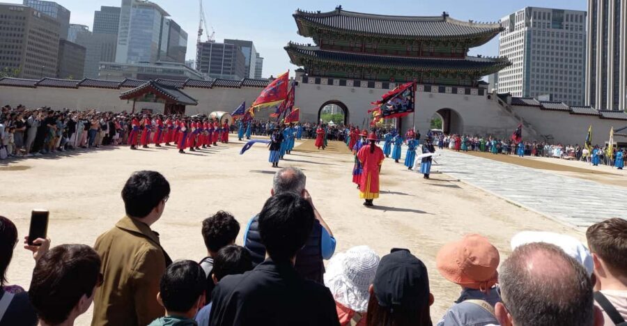 Seoul: 4-Hour Guided Tour to Palace, Bukchon, Jogyesa Temple - Key things you will notice right away