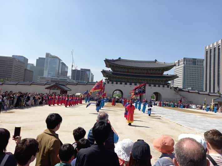 Seoul: 4-Hour Guided Tour to Palace, Bukchon, Jogyesa Temple - Where the tour starts: Gwanghwamun Square and the easiest way to get oriented