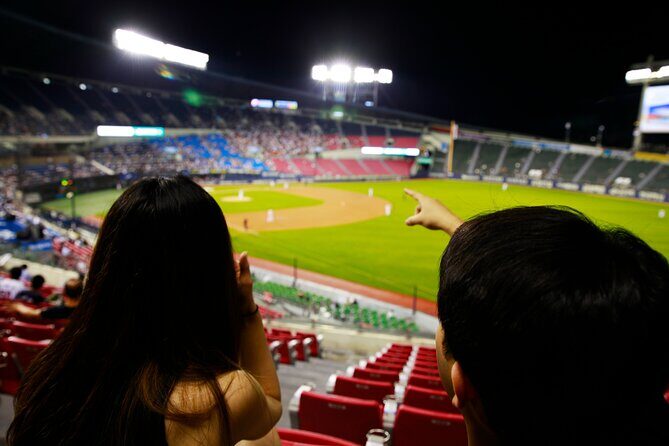 Seoul: Baseball Game Ticket with Dinner/Beer with the host - Meet, Walk In, and Use the Mobile Ticket Without Stress
