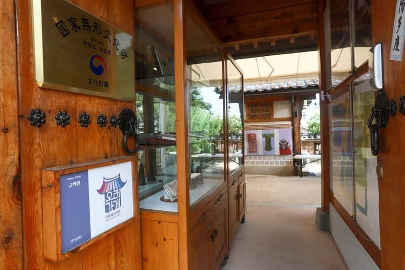 Seoul: Bukchon Hanok Village Walking Tour - Logistics that actually matter: meeting point and timing