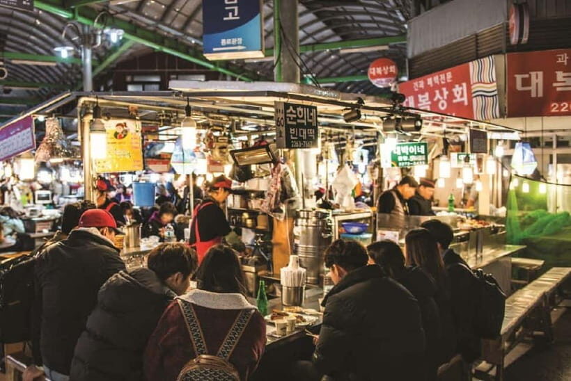 Seoul: Changgyeonggung & Gwangjang Market & Naksan Park - Changgyeonggung Palace lit up: what that night timing changes