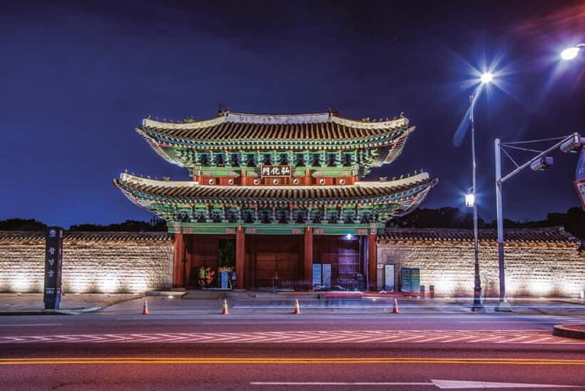 Seoul: Changgyeonggung & Gwangjang Market & Naksan Park - Naksan Park at night: fortress views and the Rumi & Jinu connection