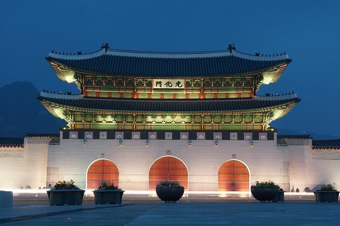 Seoul City Walking Private Tour (3hours) - Gyeongbokgung Palace main gate with hanbok: the dramatic photo moment