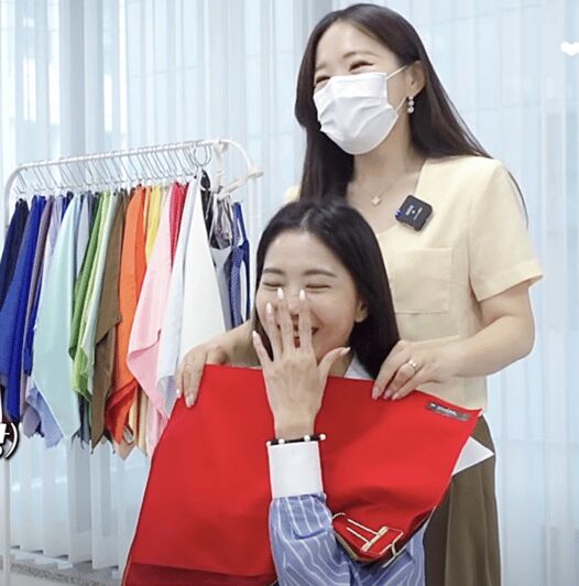 Seoul: Color Analysis - Outfit, hair color, accessories, and nails: the full styling picture