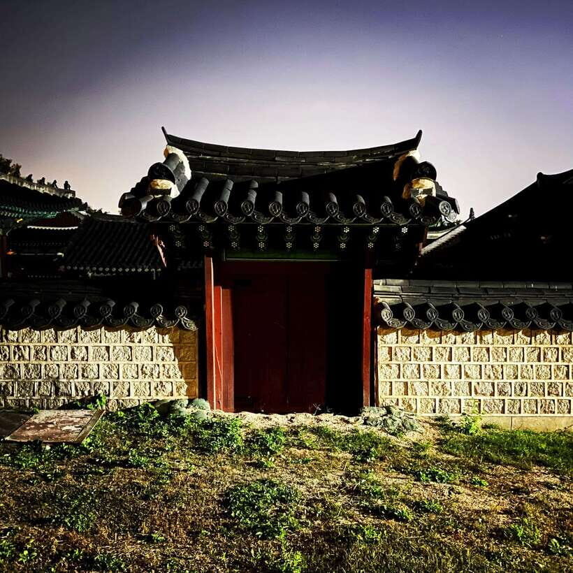Seoul: Dark Side of the City and Ghost Stories Walking Tour - Starting Easy: Palaces and Major Squares in a Darker Mood
