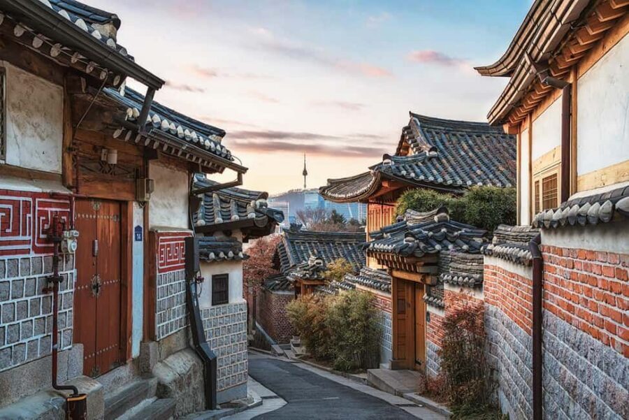 Seoul Day Tour: Gyeongbok Palace, Bukchon, Gwangjang Market - Gyeongbokgung Palace at Dusk: Royal Grounds With a Cinematic Twist