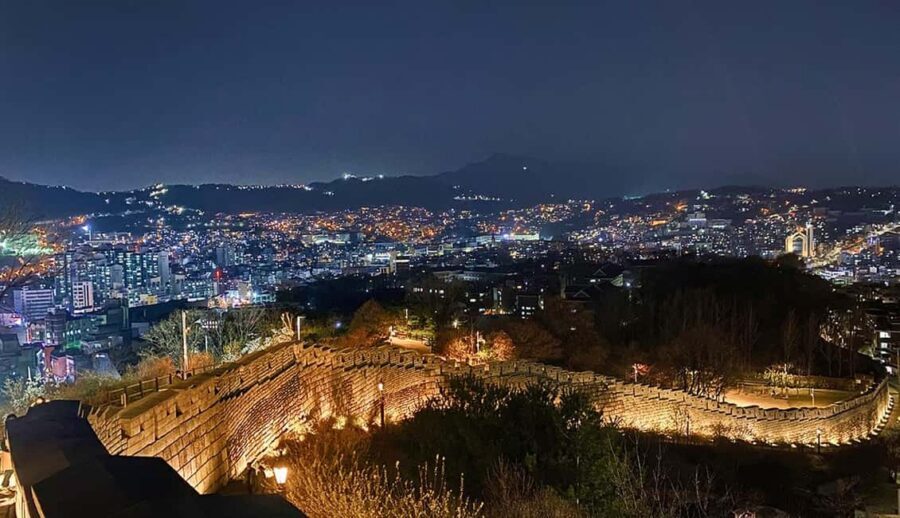 Seoul Day Tour: Gyeongbok Palace, Bukchon, Gwangjang Market - Naksan Park Night Photos: Fortress Walls and the Story Beat at the Skyline Edge