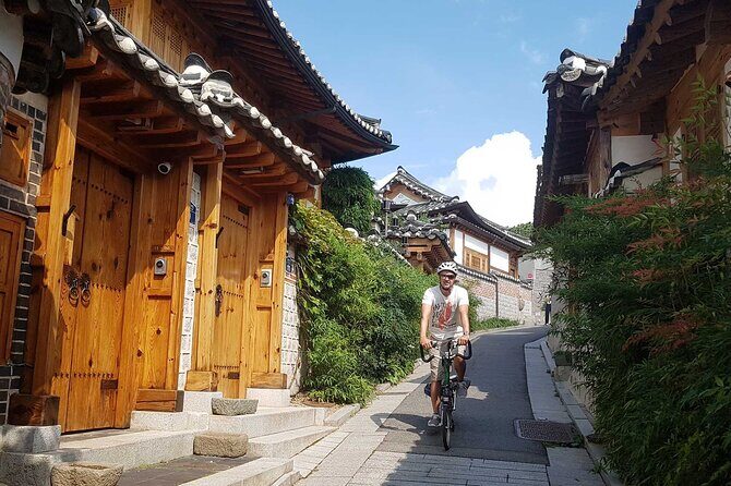 Seoul E-bike Tour - Meeting at Le Meilleur Jongno Town and getting ready to roll