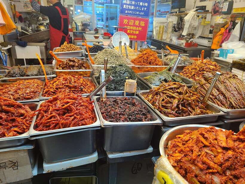 Seoul: Fearless Foodie Gwangjang Market Food Adventure - The guide experience in a small group: why it matters in a market