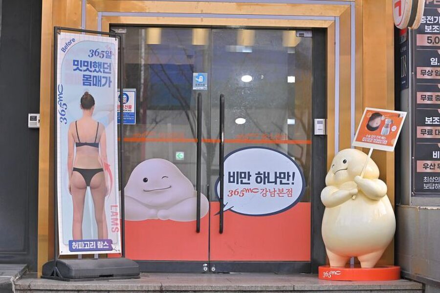 Seoul: Gangnam Tour on Youth and Society in South Korea - Plastic Surgery Clinics and Beauty Standards: Trend or Pressure?