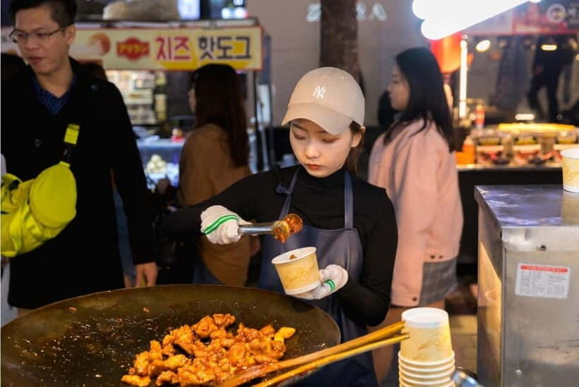 Seoul: Guided Food & Market Tour with 8+ Tastings - The photo stop and backstreet walk: how the tour avoids the tourist trap