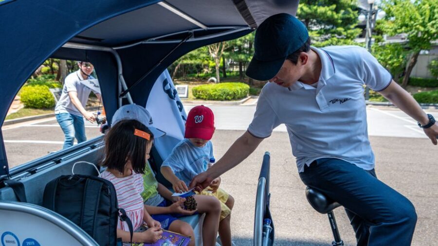 Seoul: Guided Small Group V.I.P Morning Pedicab Tour - Cheonggyecheon and Gwanghwamun: guided photos plus an efficient sightseeing rhythm