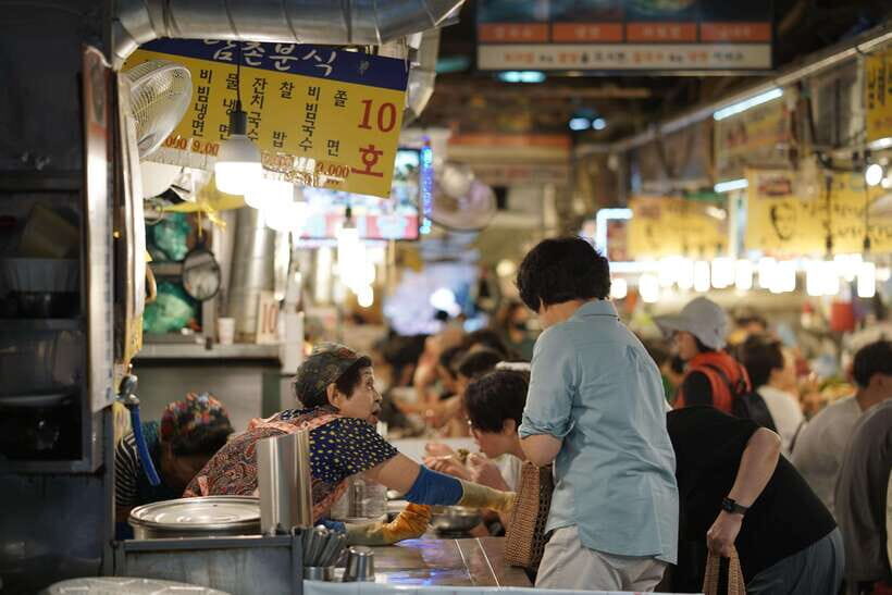 Seoul: Guided Street Food Tour at Namdaemun Market - Beyond Food: The Arts & Crafts Market Stop