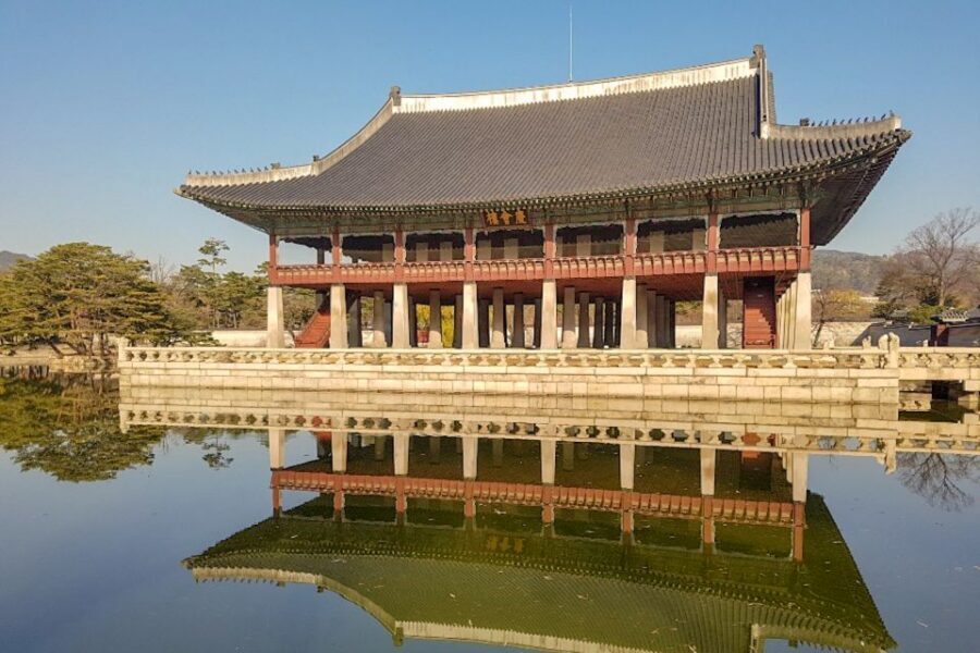 Seoul: Gyeongbok Palace and Bukchon Hanok Walking Tour - Public transport tips and local etiquette that stick after the tour