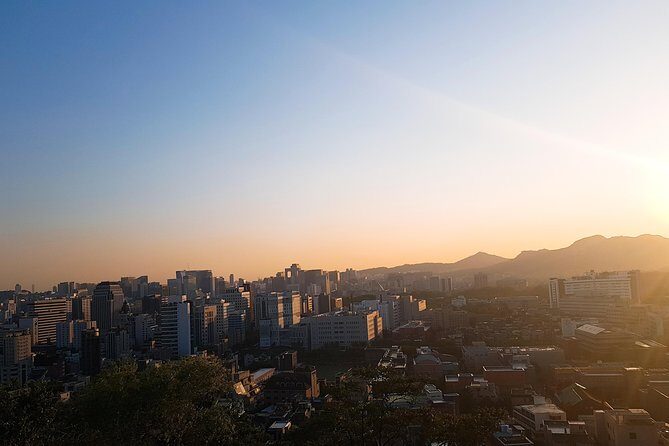 Seoul: Gyeongbok Palace, Bukchon Village, and Gwangjang Tour - Cheongha Korea Ginseng Museum: culture history plus a sales-room vibe