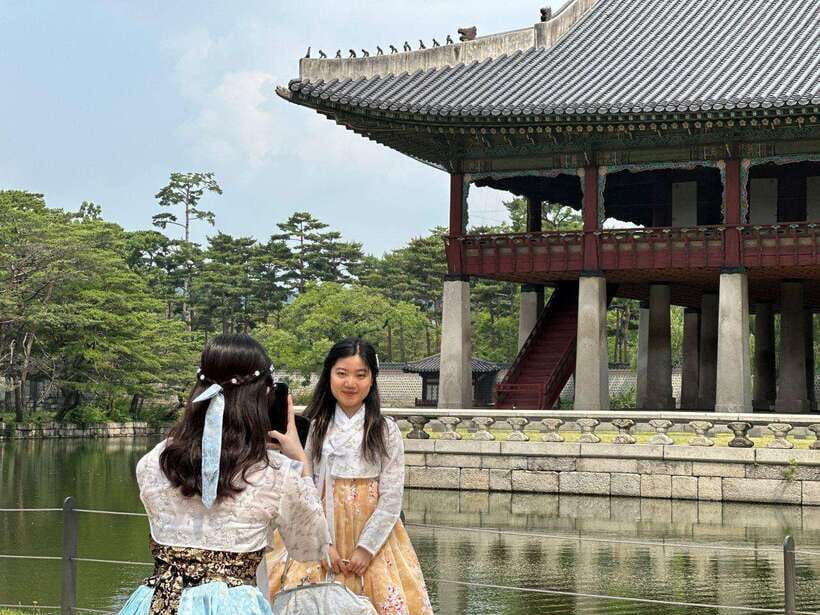 Seoul: Gyeongbok Palace, N Tower, & Local Market City Tour - Insadong Street: your lunch window and craft browsing