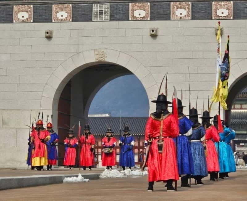 Seoul: Gyeongbokgung, Lotte Tower & Gangnam Trendy Day Tour - Passing Cheongwadae, Then Heading Toward Bukchon