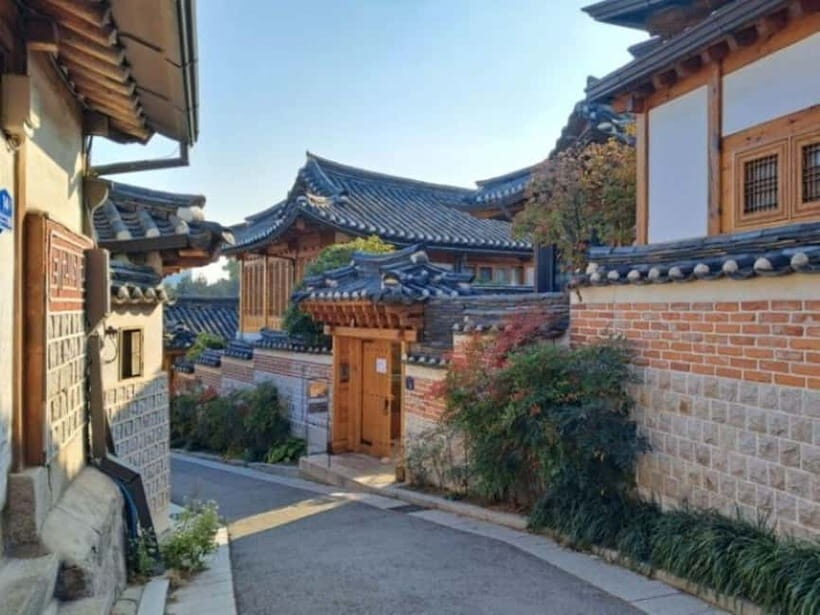 Seoul: Gyeongbokgung, Lotte Tower & Gangnam Trendy Day Tour - Bukchon Hanok Village Lanes: Traditional Streets Without the Fog