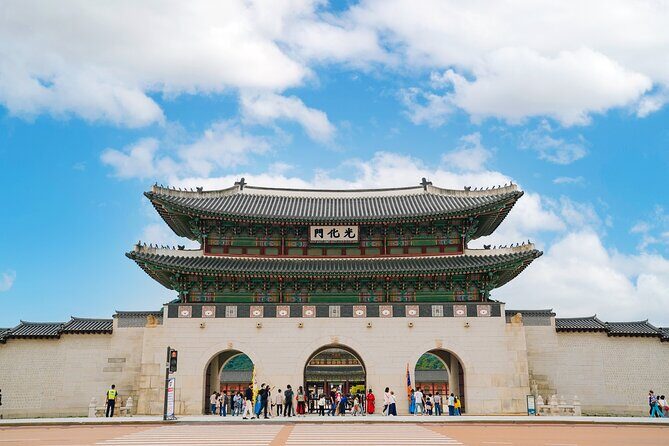 Seoul: Gyeongbokgung Palace Half Day Tour - Entering Gyeongbokgung Palace: the main gate moment