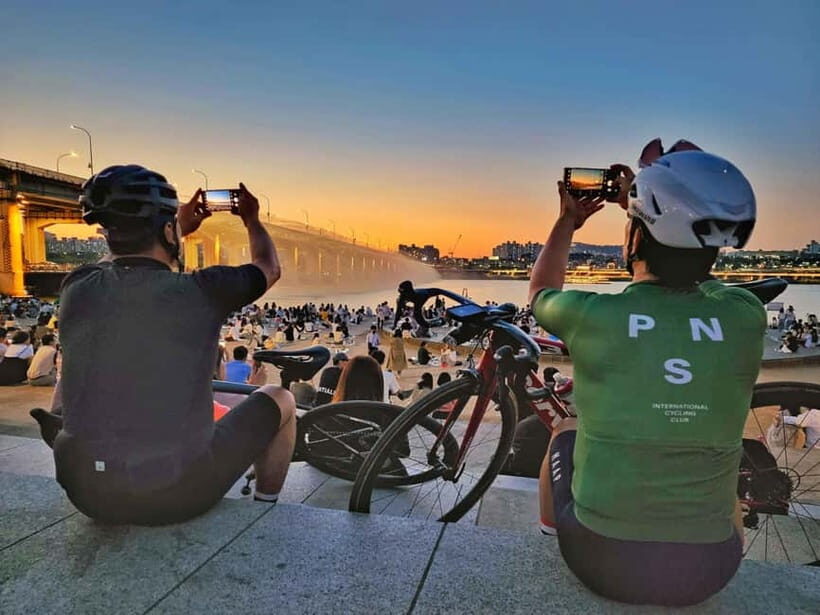 Seoul: Han River Sunset Bike Tour with Rainbow Fountain Show - Banpo Hangang Park Break and Fountain Timing