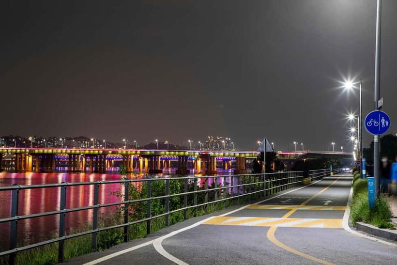 Seoul: Han River Sunset Bike Tour with Rainbow Fountain Show - Cross Jamsu Bridge: Nightscape Views You Can’t Get From a Bus