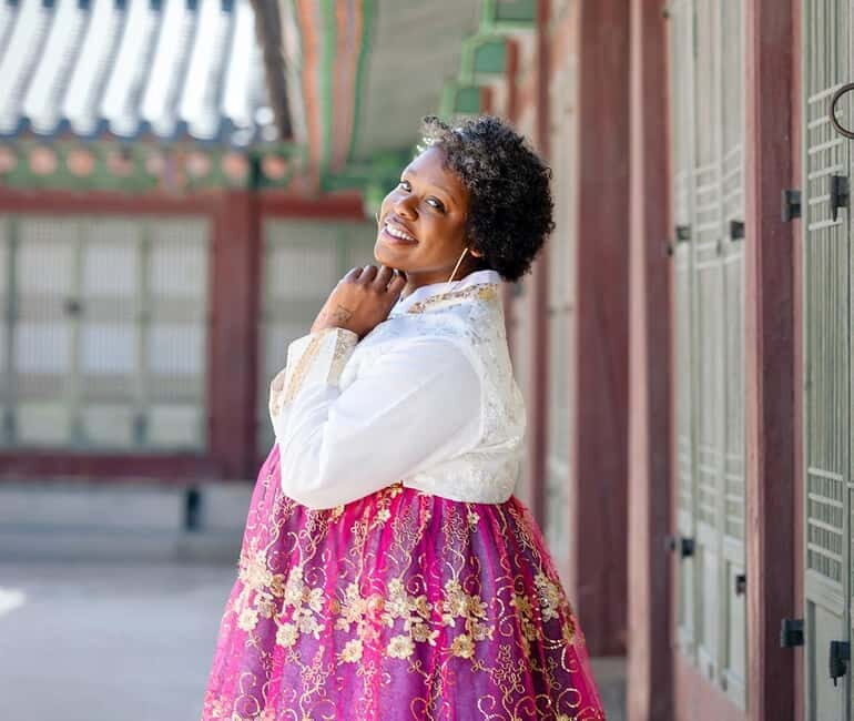 Seoul: Hanbok Photo Tour at Gyeongbokgung Palace - First Stop: Daehan Hanbok Behind Exit 4