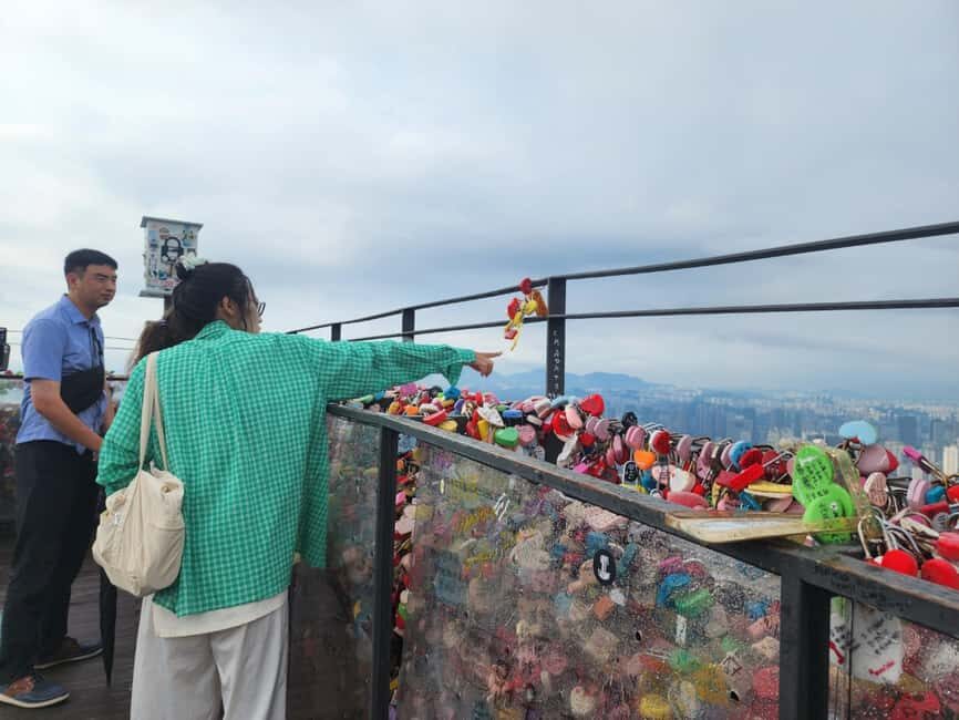 Seoul: Highlights of Seoul Half-Day Tour - Bukchon Hanok Walk: Traditional Houses and a Real Sense of Place